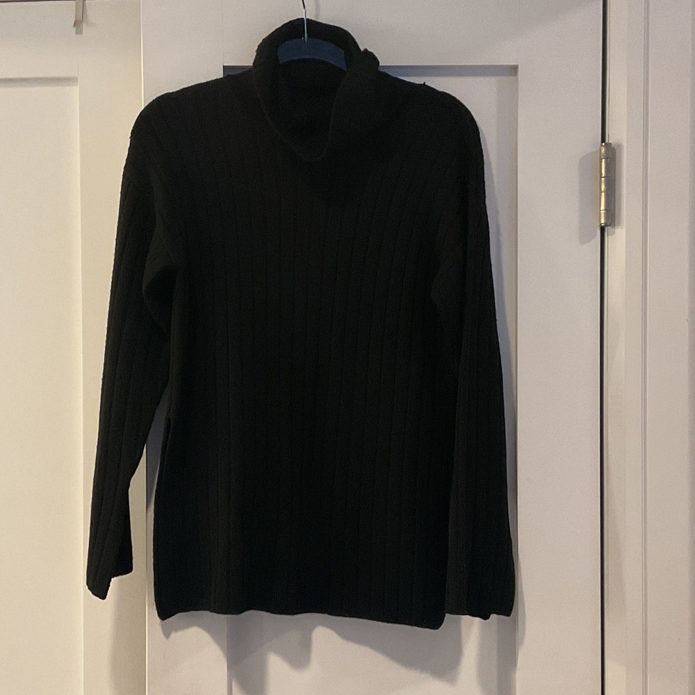 Equipment sweater
Black 
Side slits, ribbed